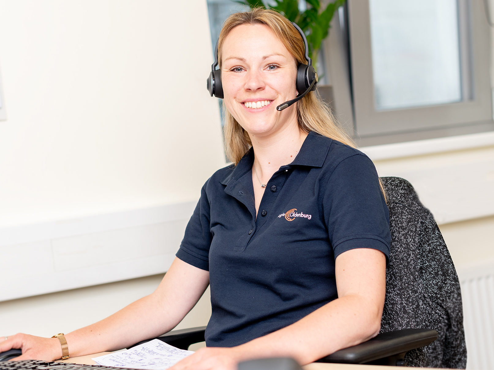 Eine Mitarbeiterin der Radiologie Oldenburg nimmt telefonische anrufe entgegen.